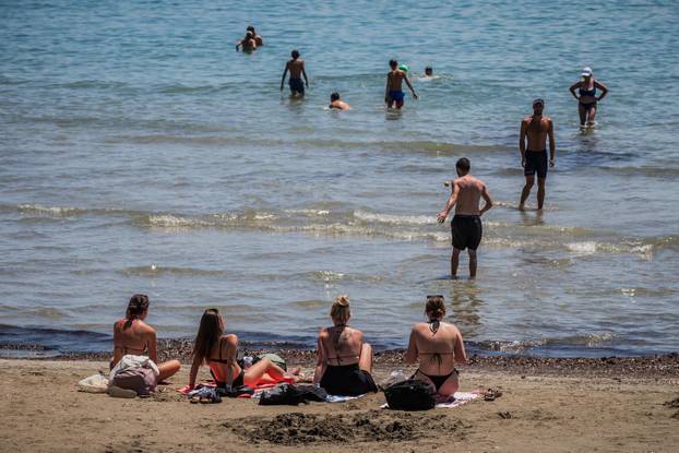 Gužva na splitskim Bačvicama