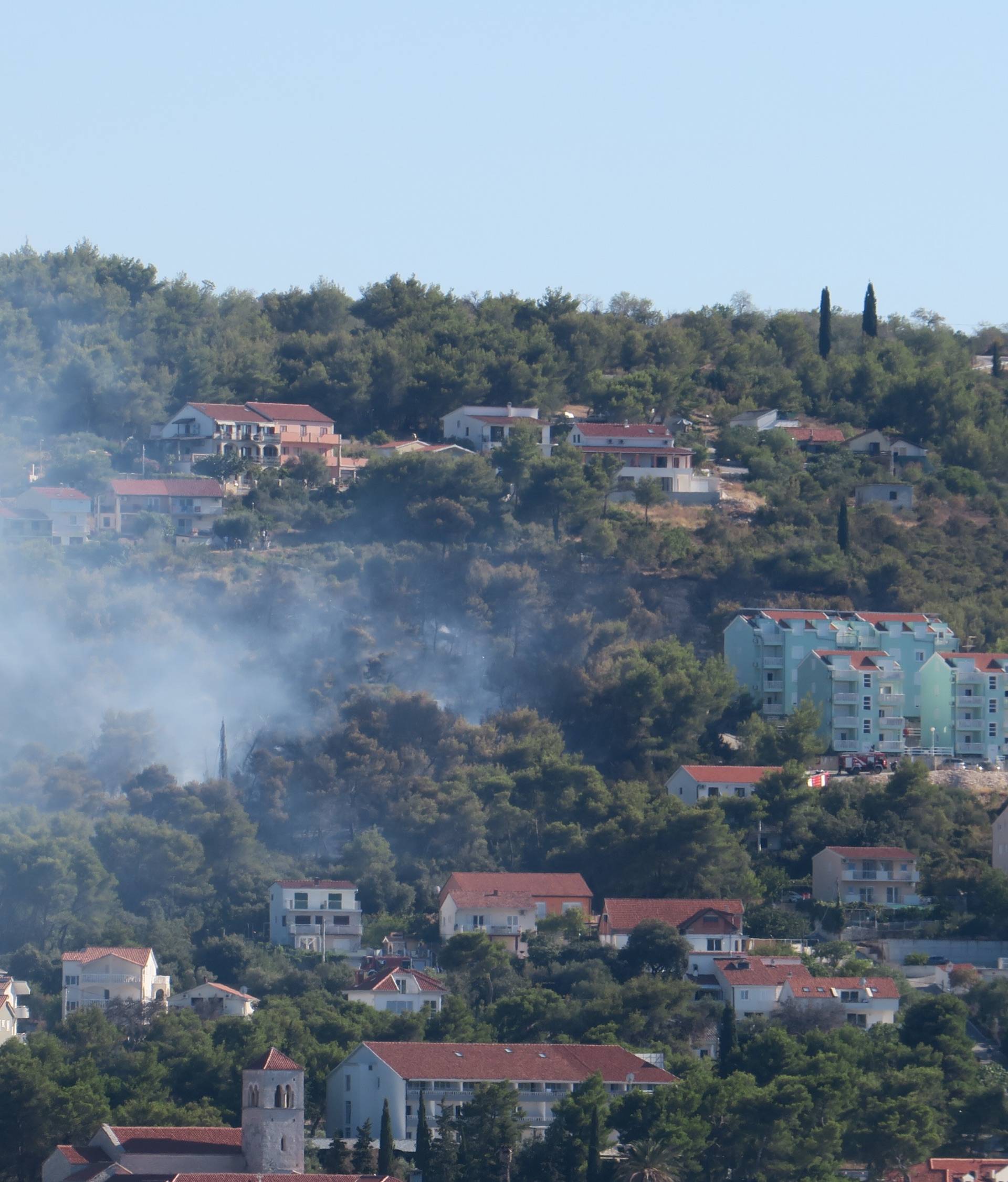 Obranili su ih: Požar na Čiovu je došao opasno blizu kuća!