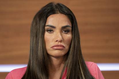 Bujna Katie Price operirala je grudi 17 puta. Objavljene fotke s bazena. Pišu joj: Pa ti ne toneš!