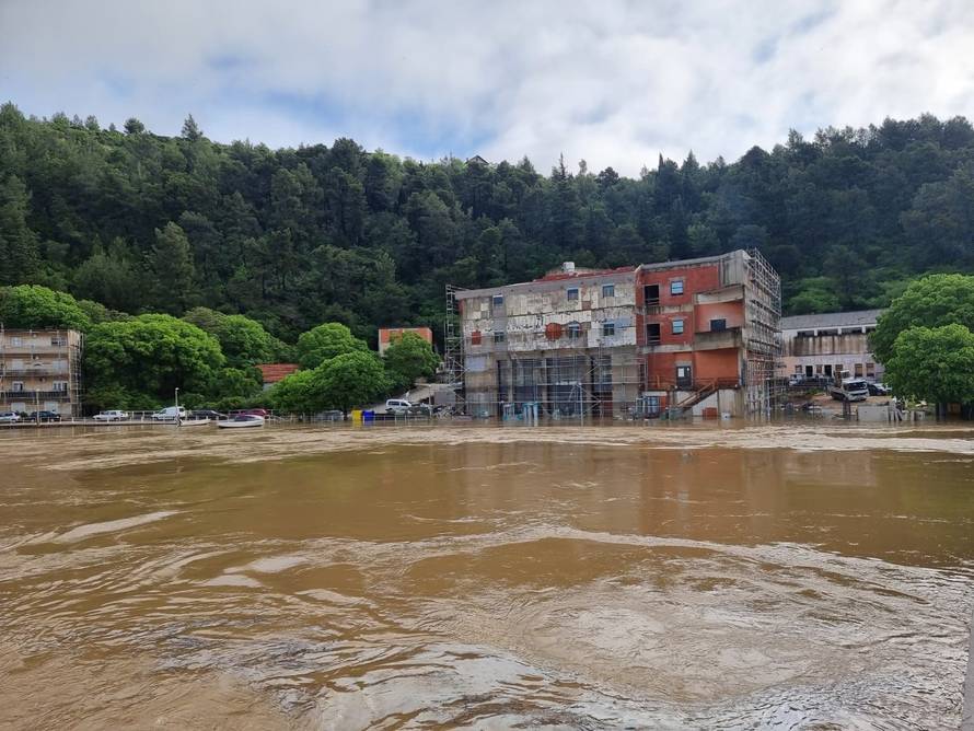 VIDEO Pogledajte kako izgleda Obrovac jutros: Kiša je prestala, ali grad je i dalje pod vodom