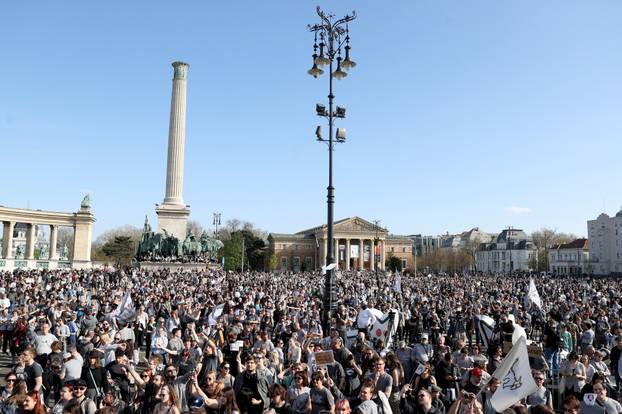 'Let's all be the same' protest in Budapest