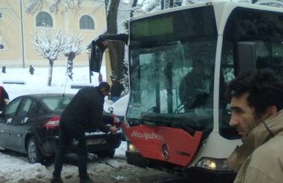 Propuštao bus pa ralicom išao unatrag i udario u drugi bus