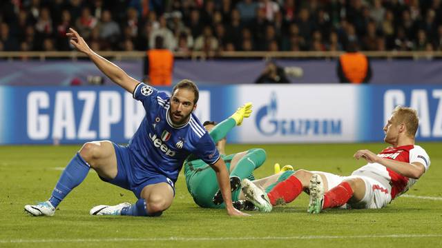 Juventus' Gonzalo Higuain celebrates scoring their second goal