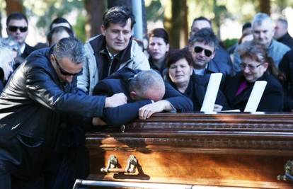 Tuga u Kninu: Tisuće građana na pogrebu poginule obitelji...