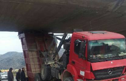 Nesreća kraj Opuzena: Kamion kiperom zapeo za nadvožnjak