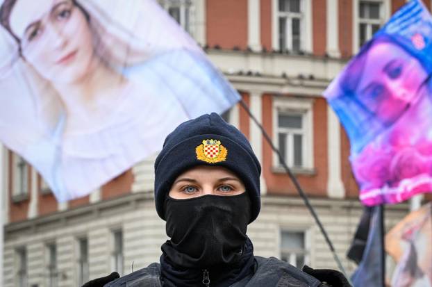 Zagreb: Molitelji i prosvjednici na Trgu bana Jelačića