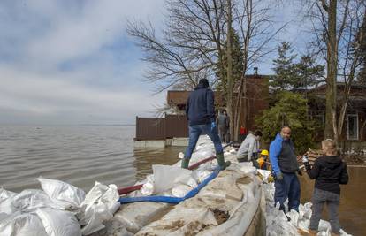 Šire se poplave u Kanadi, 1500 evakuiranih, pomaže i vojska