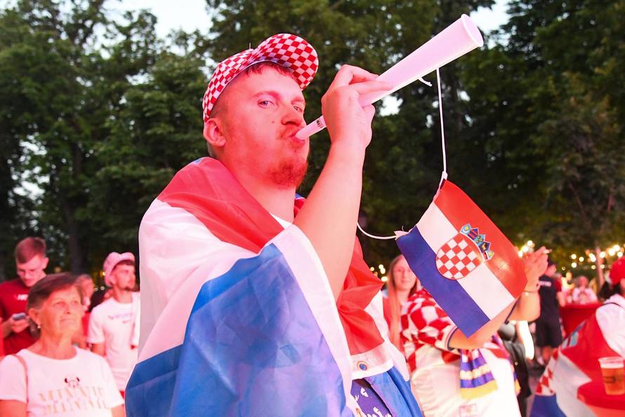 Bjelovar: Zaprešić Boysi zagrijavaju navijačku atmosferu  uoči utakmice Hrvatska - Engleska