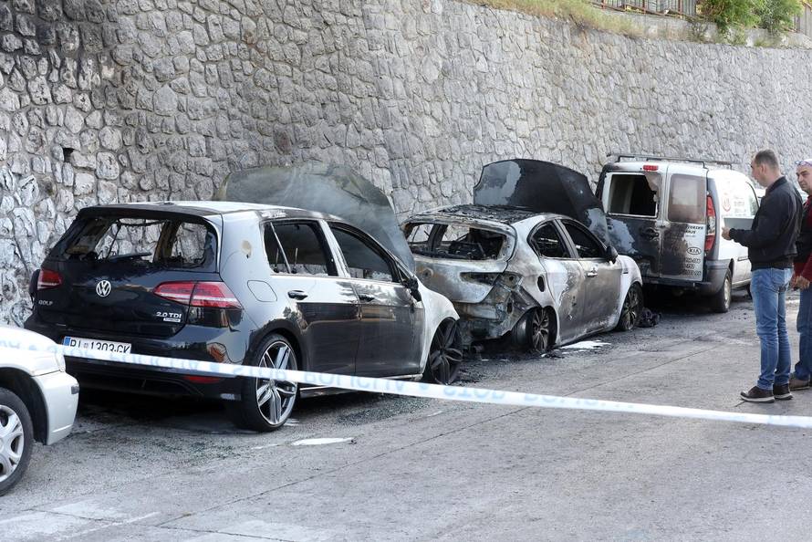 U Rijeci sinoć gorjelo šest automobila, očevid je u tijeku