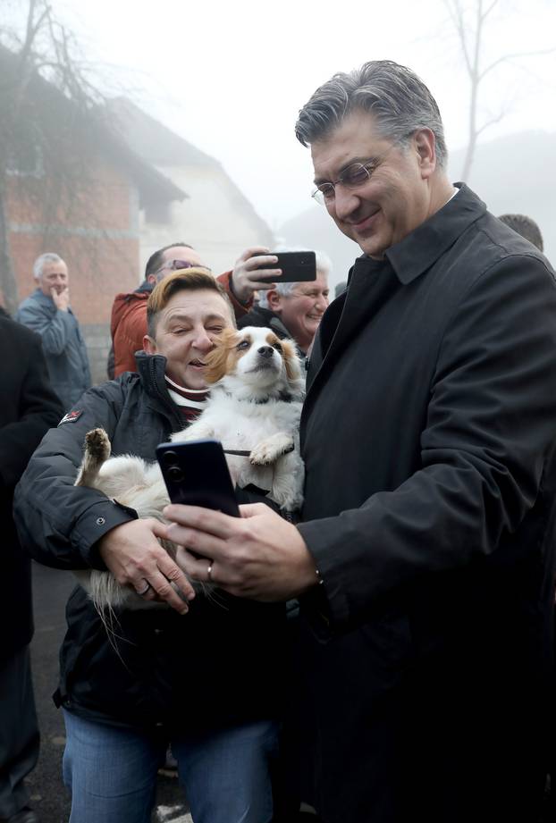 Andrej Plenković u obilasku Gline fotografirao se s psom i njegovom vlasnicom