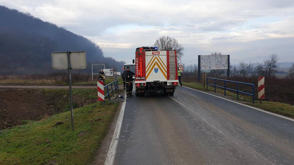 Auto u kanalu: Vozač je teško ozlijeđen, suvozač (17) lakše