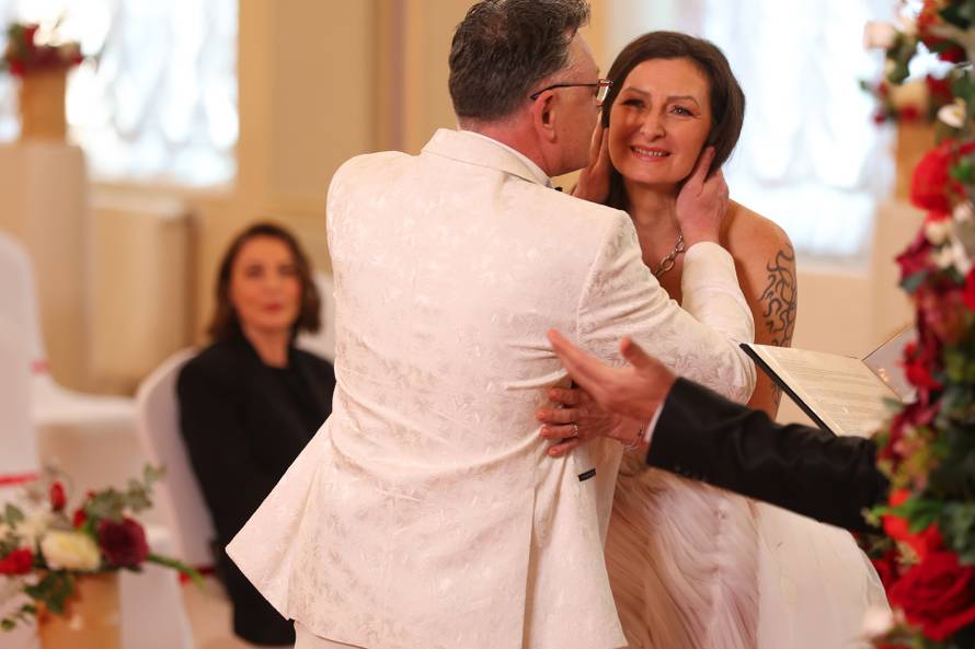 Simon s neobičnim naočalama dočekao mladenku u 'Braku na prvu', kuma: Tko je ovaj čudak?