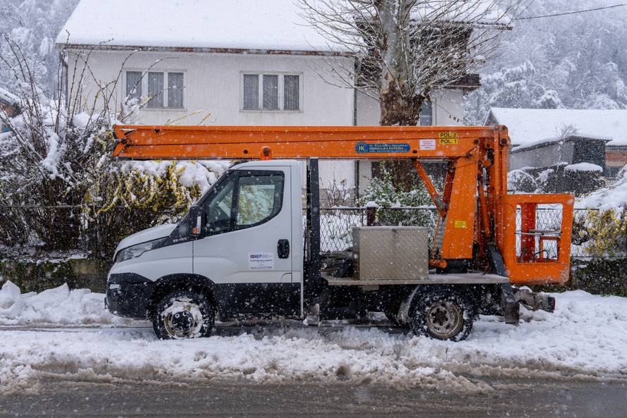 Otočac: Zbog mokrog snijega koji pada dio Like ostao bez struje