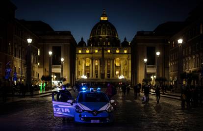 Drama u Vatikanu: Autom uletio kroz vrata, policajac pucao