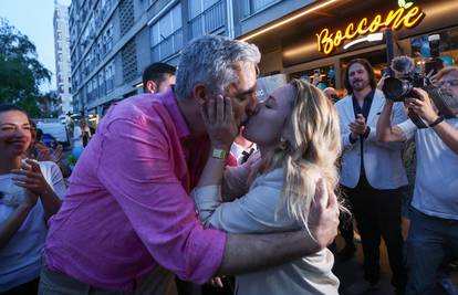 Reportaža iz stožera: Selak-Raspudić uz tradicionalni poljubac završila kampanju...