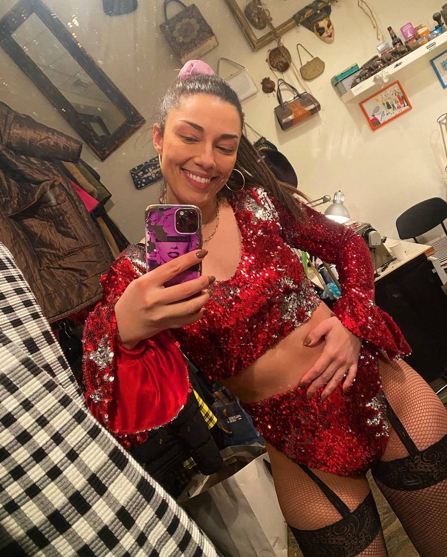 Bajamić pozirala u halterima i mrežastim čarapama: 'Ovo je jako seksi, ali prehladit ćeš se'