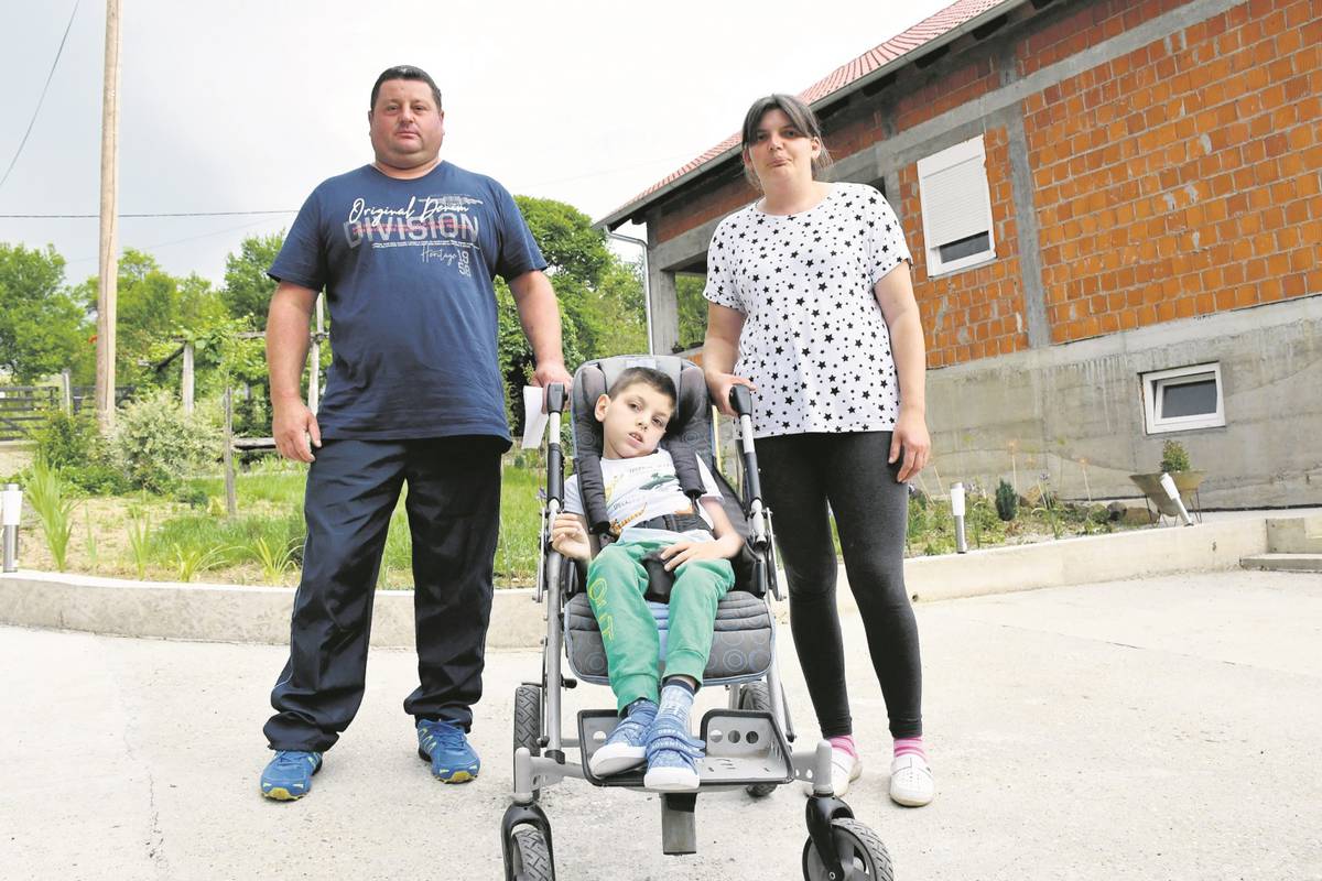 Očajni roditelji iz Požege: 'Dijete nam se guši u bolovima, a u bolnici ga ne žele primiti'
