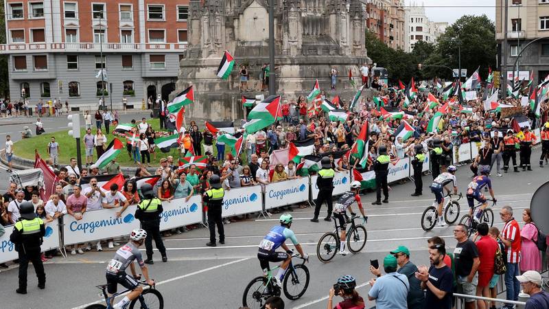 Kaos u Španjolskoj: Palestinski prosvjednici izazvali prekid prestižne biciklističke utrke