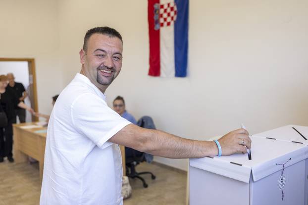 Vukovar: Kandidat za gradonačelnika Marijan Pavliček glasovao je u drugom krugu lokalnih izbora