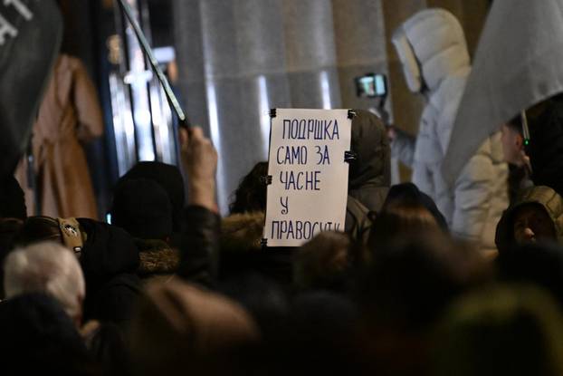 Beograd: Studenti u blokadi organizirali prosvjed u znak podrške zaposlenima u pravosuđu pod nazivom "Smjene umjesto čestitki" ispred zgrade Ustavnog suda