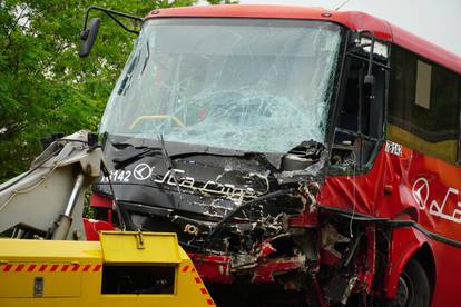 FOTO Stravične scene iz Srbije: Poginuo vozač (34) džipa, zabio se u autobus, ozlijeđeno 37 ljudi