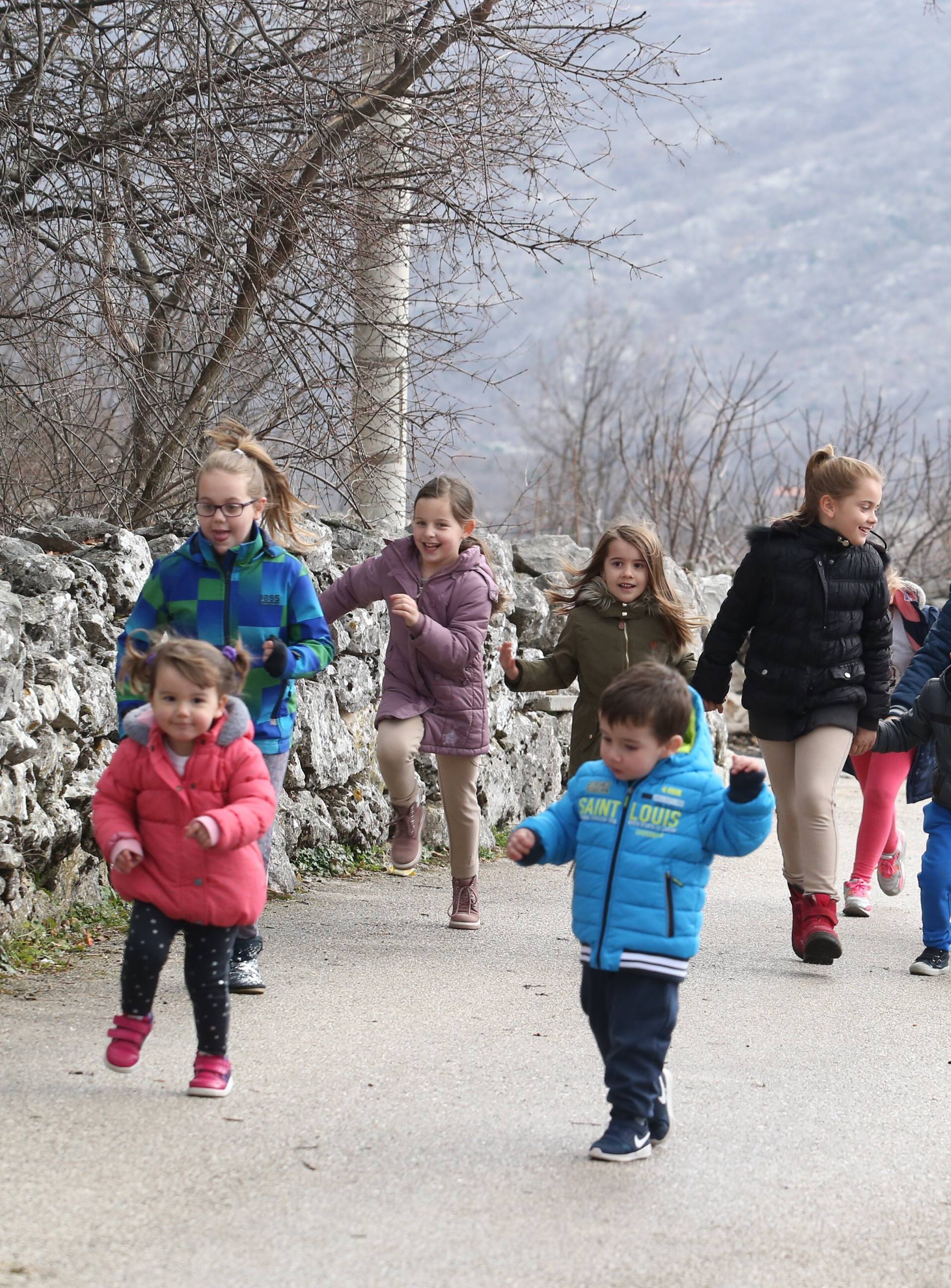 Selo mladosti: U osam obitelji 17 djece, svi se skupa igraju...