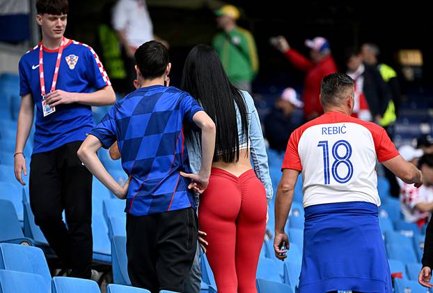 Hamburg: Ivana Knoll pozirala i slala poljupce s tribine uoči utakmice Hrvatska - Albanija