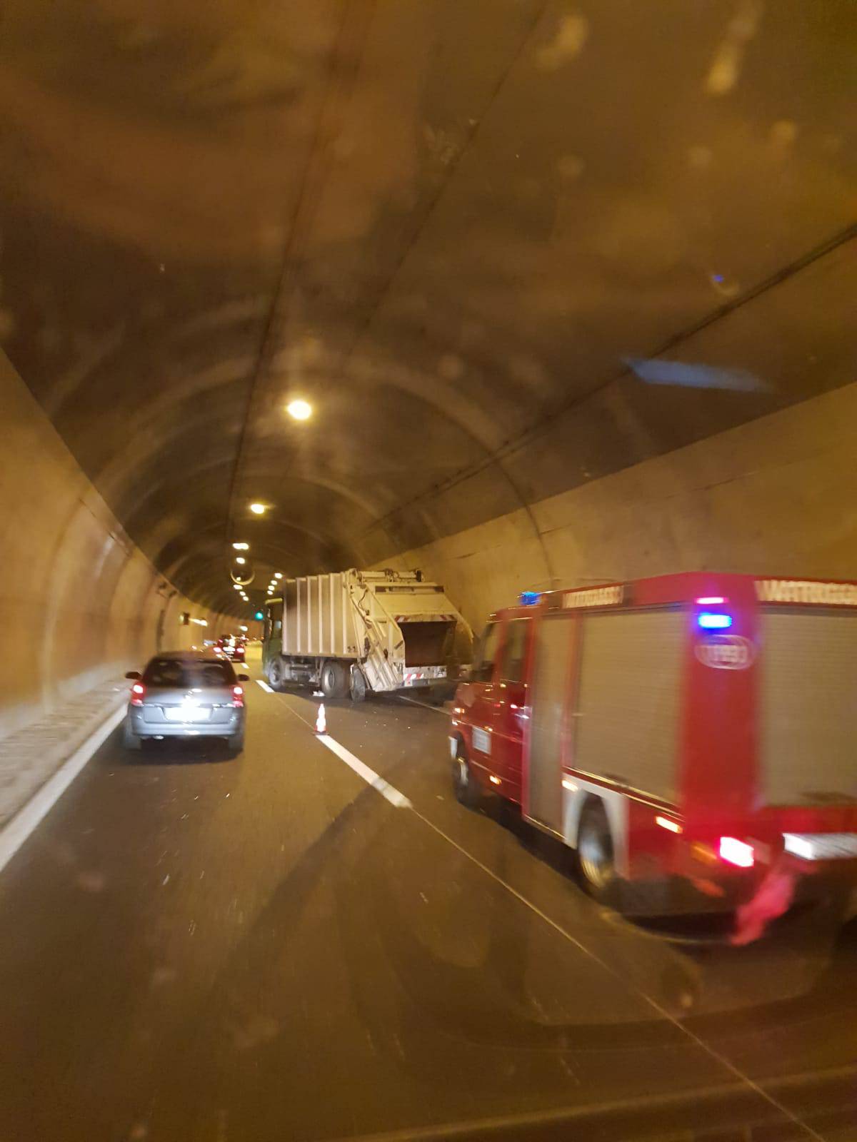 U tunelu na A1 prevrnulo se teretno vozilo, vozač ozlijeđen