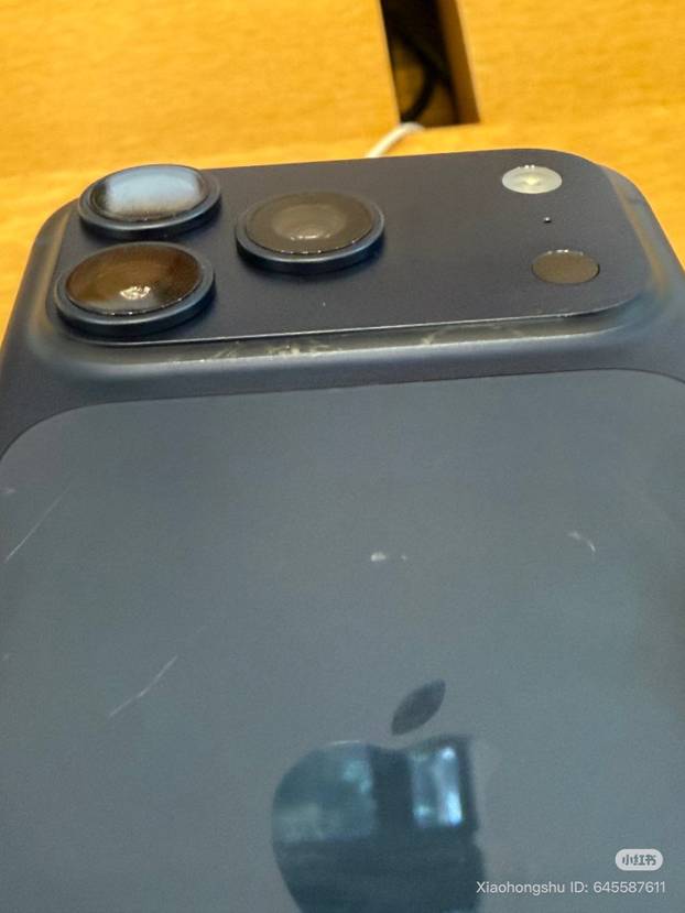 FOTO Korisnici novog iPhonea 17 bijesni: 'Ogrebe se u roku keks'