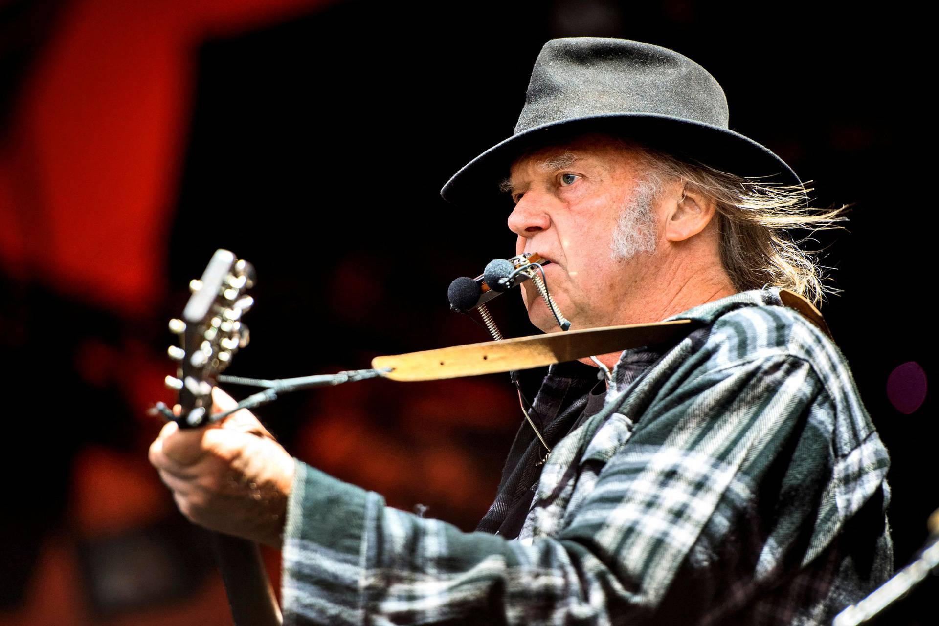 Neil Young poziva glazbenike na bojkot, a zaposlenike Spotifya na otkaz: 'Pojest će vam dušu'