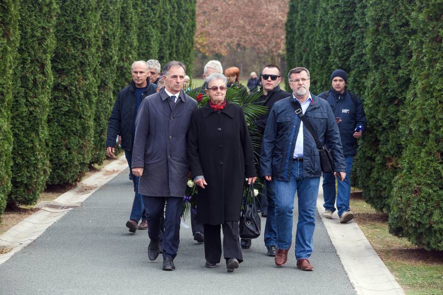 Vukovar: Na Memorijalnom groblju Milorad Pupovac poloÅ¾io vijenac kod spomen obiljeÅ¾ja