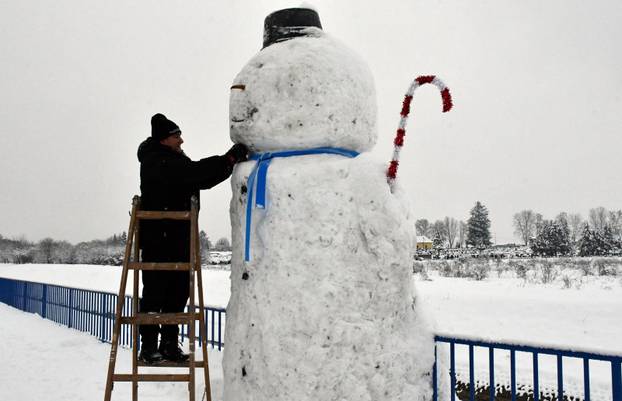 FOTO Slavonski Brod dobio ogromnog snjegovića: Visok je gotovo tri i pol metra