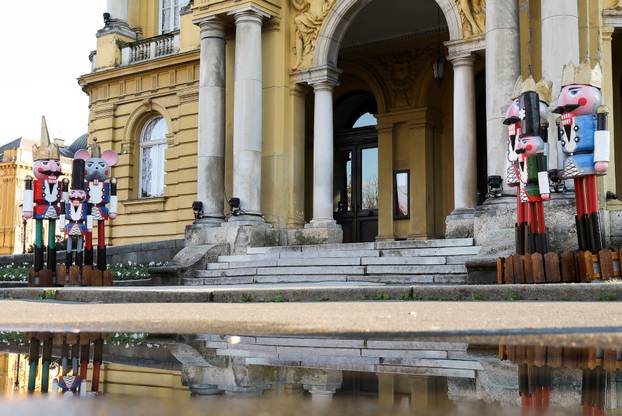 Zagreb: Ispred Hrvatskog narodnog kazališta postavljeni su orašari