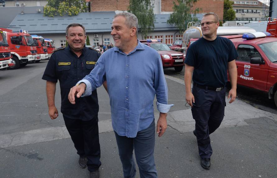 Zagrebački vatrogasci se uz zvukove sirena vratili u Savsku