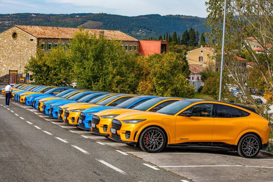 Podno Motovuna parkirani električni automobili Ford Mustang Mach-E4