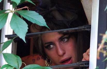 Susjedi prijete policijom da bi se rješili  A. Winehouse