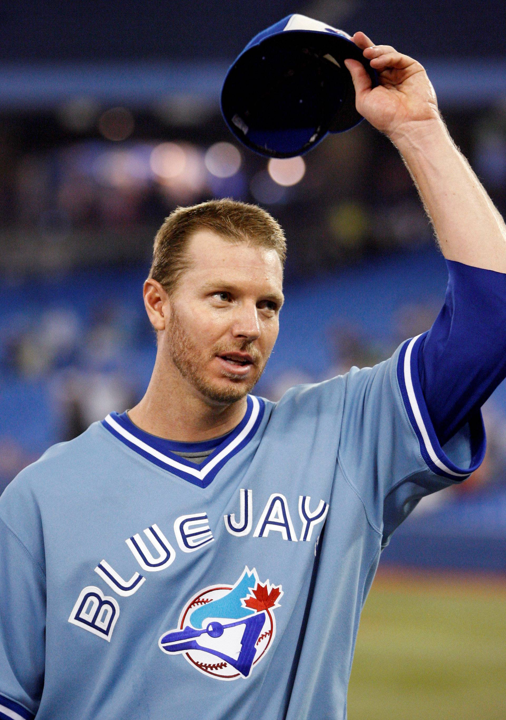 FILE PHOTO: Toronto Blue Jays pitcher Roy Halladay tips his hat to the fans after  their MLB American League baseball game in Toronto