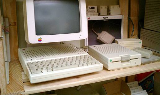 Apple 1984. predstavio svoje prvo "prijenosno" računalo