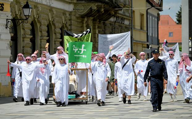 Maturanti u Varaždinu započeli svoj mimohod minutom šutnje za ubijenog Luku (19) iz Drniša