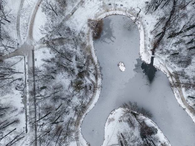 Pogled iz zraka na park Maksimir i njegova jezera tijekom zime