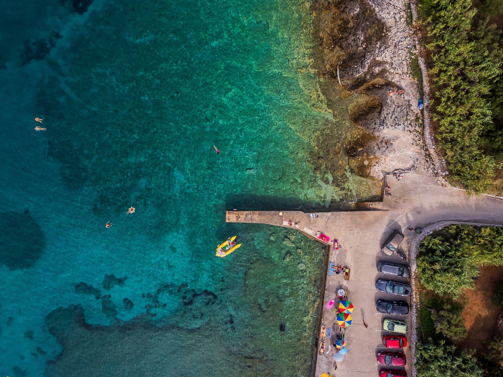 Na plaži Bilin Žal kod Lumbarde svatko može pronaći svoj komadić raja