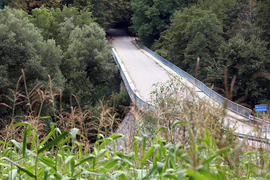 Migranti im prolaze kraj kuća: 'Strah me je, pogotovo po noći'