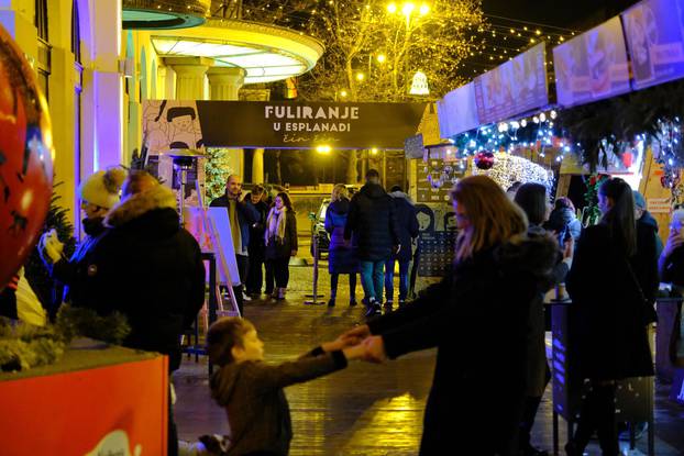 Zagreb: Božićna atmosfera na Fuliranju ispred hotela Esplanade