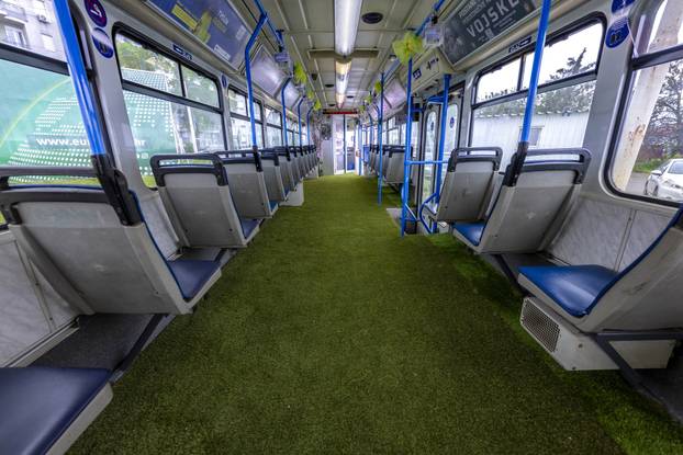 Tramvaj ukrašen Uskrsnim dekoracijama vozi po Osječkim ulicama 