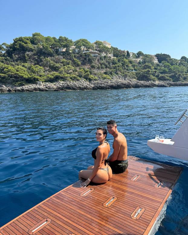 FOTO Georgina na ljetovanju izbacila bujne grudi, ali su svi gledali u ogromni dijamant