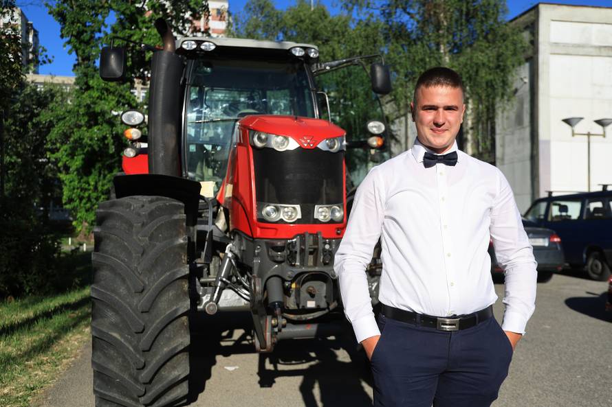24sata Rugvica: Maturant iz Ježeva, traktorom do Građevinske škole na maturalnu večer