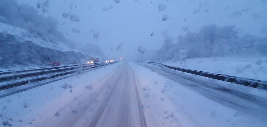 Snijeg zakrčio ceste: Kaotično na A6, HAK upozorava vozače