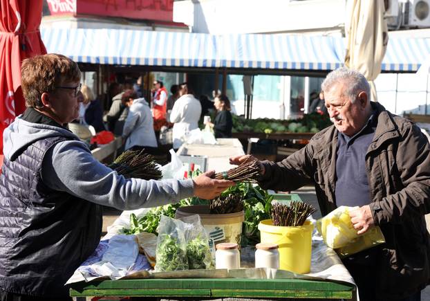 Šibenik: Ponuda šparoga na šibenskoj tržnici