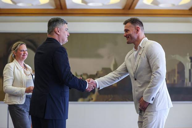 Zagreb: Predsjednik Zoran Milanović uručio je odlikovanje Stipi Miočiću