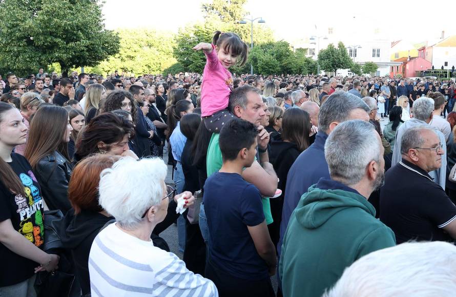 Drniš: Mirno okupljanje,prosvjed i molitva za ubijenog Luku Milovca